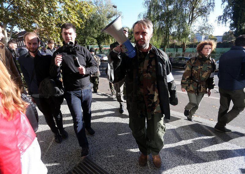 U maskirnim uniformama banuli na zagrebačke fakultete