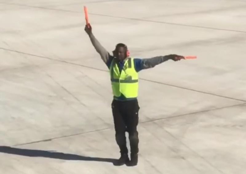 Djelatnik zračne luke zaplesao na poslu