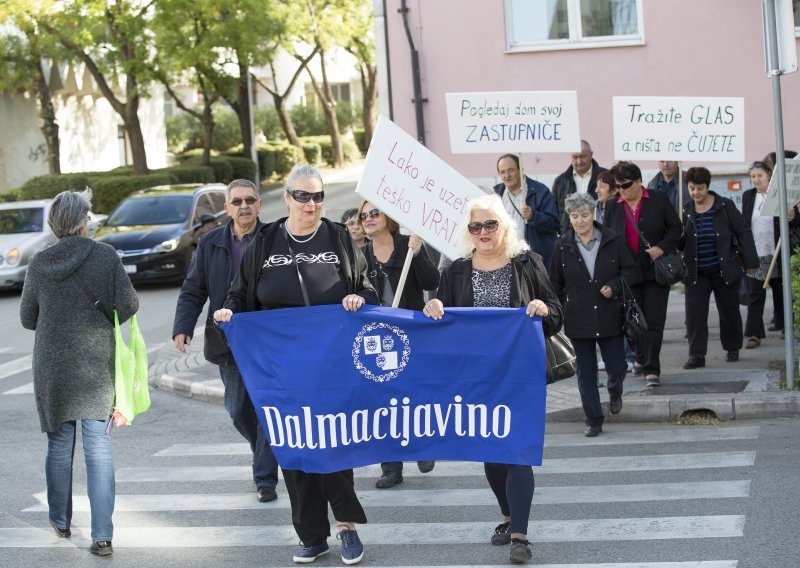 Bivši radnici Dalmacijavina prosvjedom tražili svoj novac