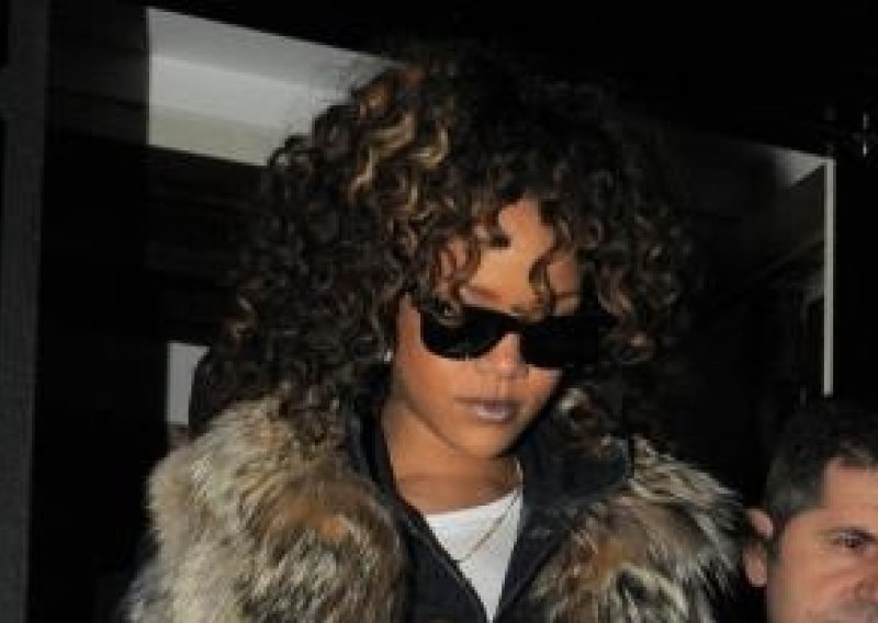 Rihanna osvanula u vrućim hlačicama u restoranu