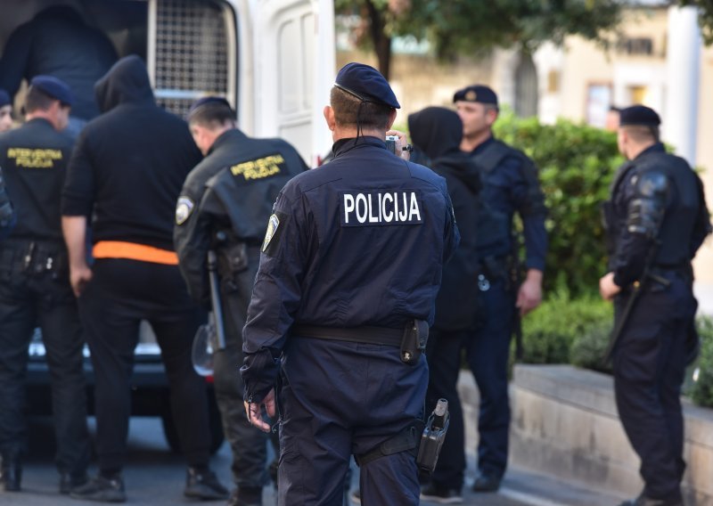 Brutalni napad Torcide u centru Šibenika digao policiju na noge