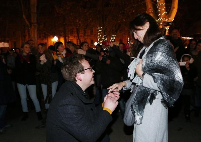 HTV-ov voditelj zaprosio djevojku na prepunom Zrinjevcu