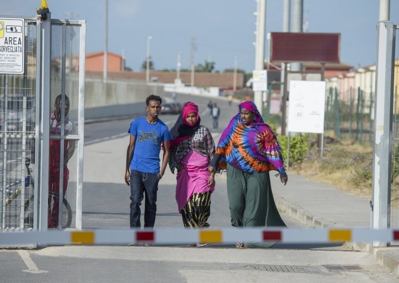 Tportal u najvećem izbjegličkom kampu u Europi: Ljudske drame iza bodljikave žice u sjeni mafije