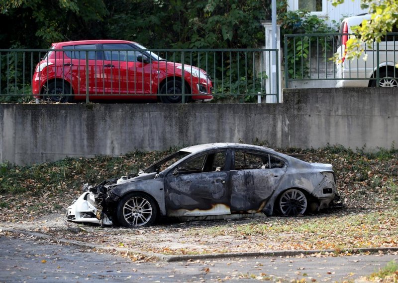 U krugu bolnice uglednim liječnicima izgorjeli auti