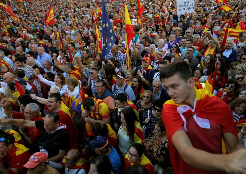 Stotine tisuća zagovornika jedinstvene Španjolske na ulicama Barcelone