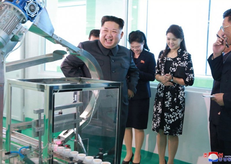 Kim Jong-Un posjetio tvornicu kozmetičkih proizvoda