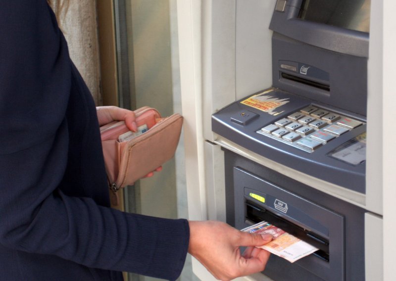 Banke dižu naknade za podizanje gotovine na bankomatima