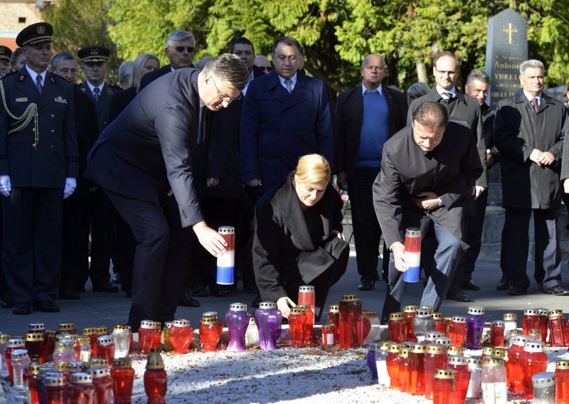 Državni vrh položio vijence i zapalio svijeće na Mirogoju