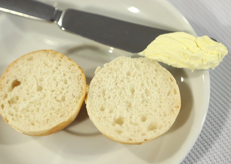 Cijene maslaca konačno će početi padati, problem i dalje visoke marže i PDV