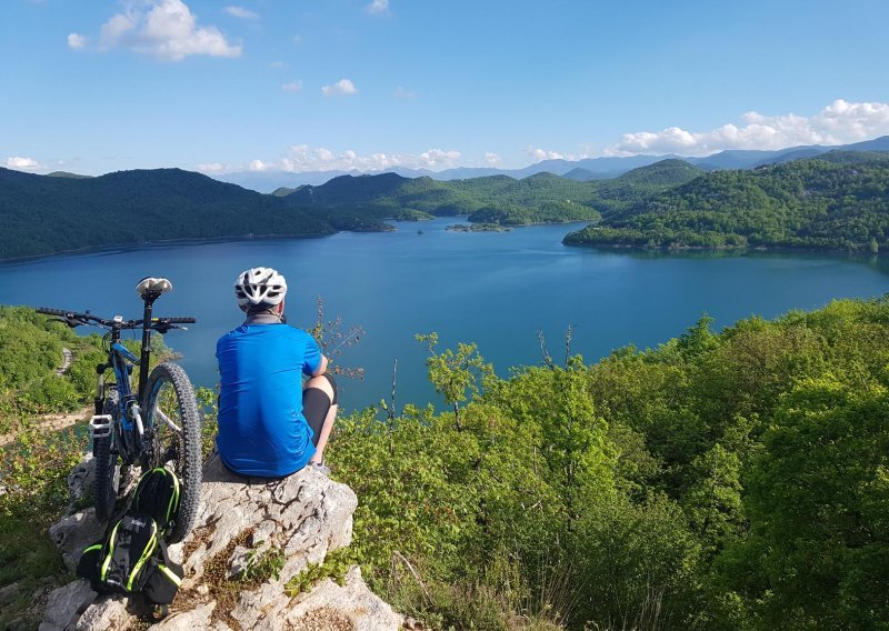 Biciklirali smo od Tesle do očaravajućeg jezera skrivenog u Lici