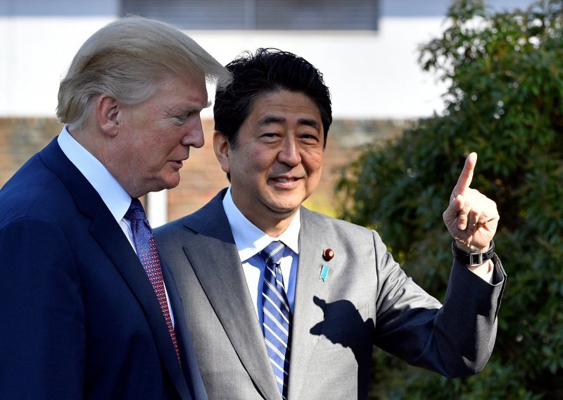 [VIDEO] Trump nije ni primijetio kako se japanski premijer skotrljao na golf terenu