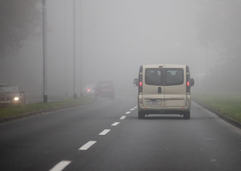 Magla smanjuje  vidljivost; nesreća na Jadranskoj magistrali usporila promet