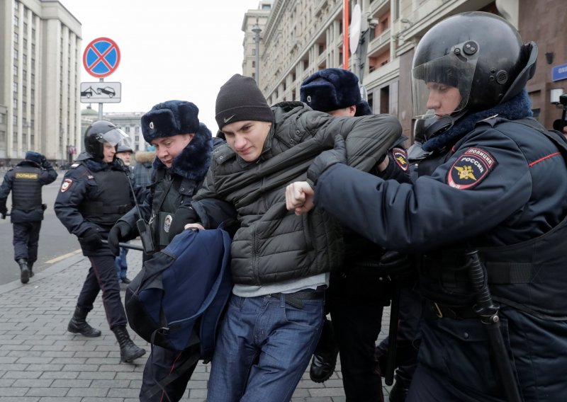 U Moskvi uhićeno više od 260 prosvjednika protiv Putina
