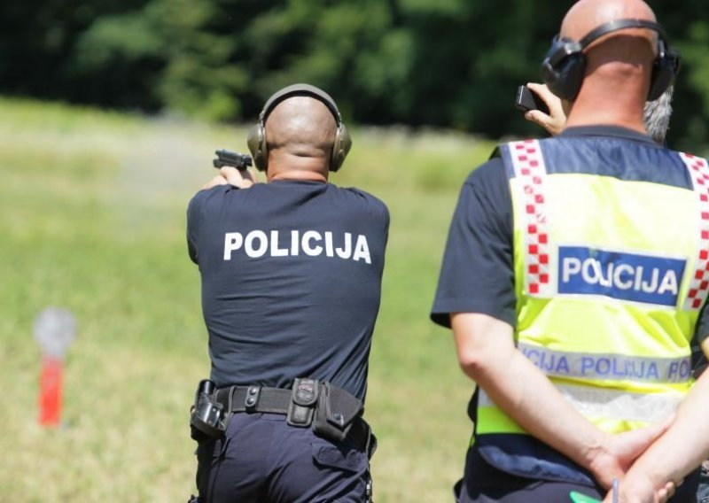 Policajca ugrizao za potkoljenicu