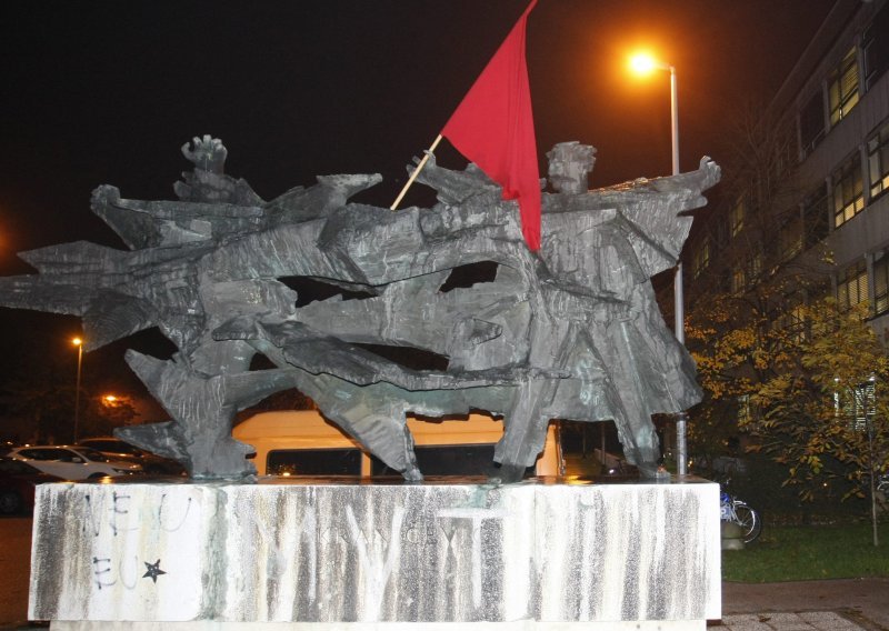 Maskirani muškarci skinuli crvenu zastavu sa spomenika i prijetili studentima
