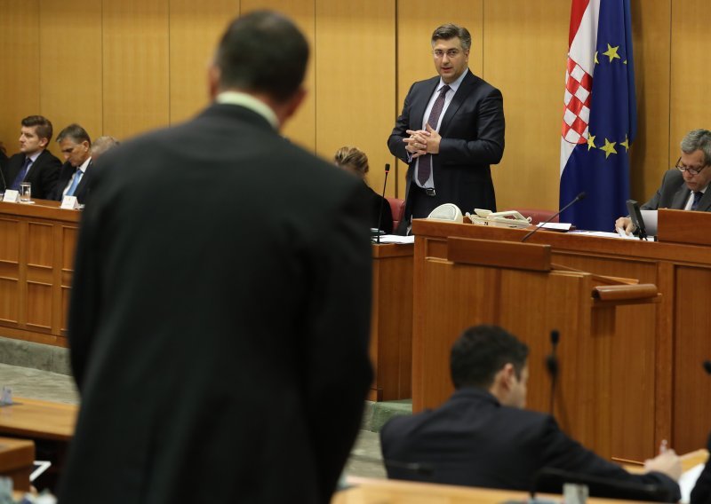 Plenković se branio od žestokih prozivki Bernardića i Petrova na temu Agrokora i Ine