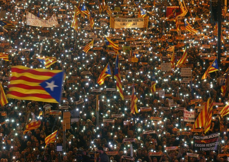 Deseci tisuća ljudi iz Barcelone traže oslobađanje katalonskih dužnosnika