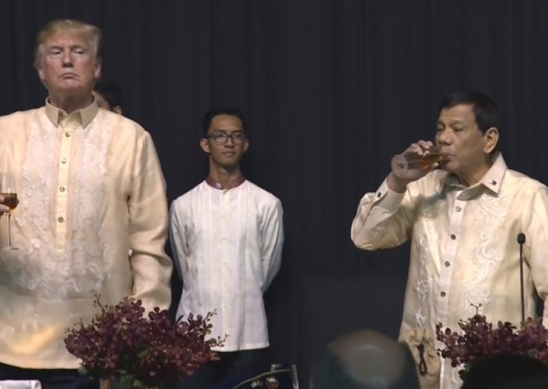 Filipinski predsjednik otpjevao serenadu za Trumpa: 'Ti si svjetlo moga svijeta, polovina srca mog...'