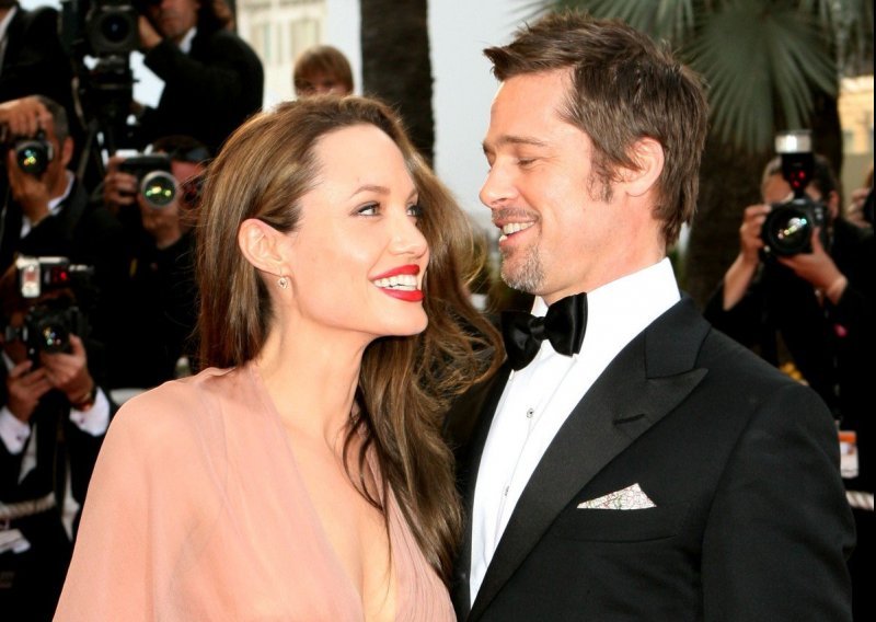 Angelina Jolie i Brad Pitt očajnički se žele riješiti statusa supružnika