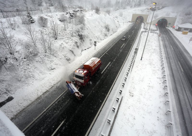 Zimski uvjeti na većini cesta u Gorskom kotaru i Lici
