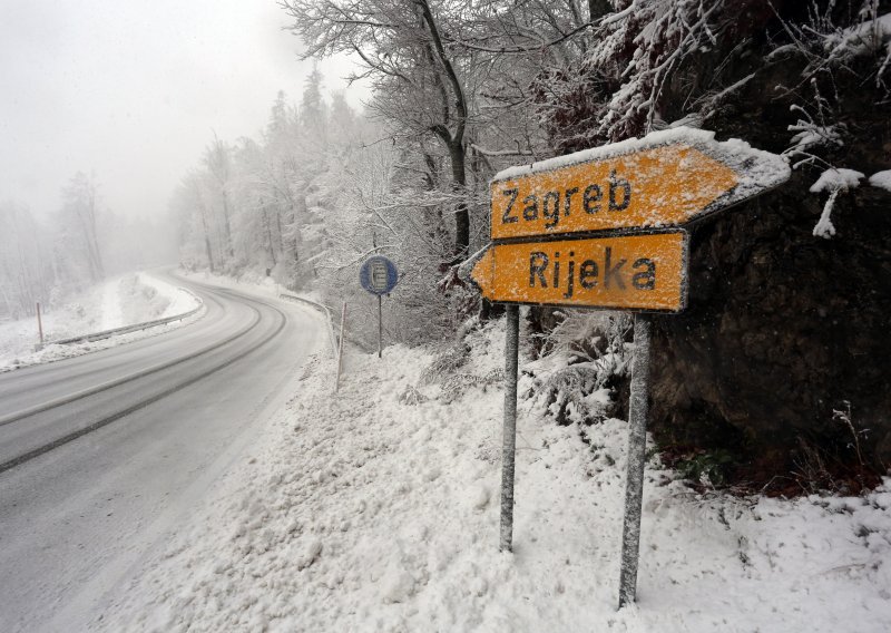 Snijeg i jak vjetar stvaraju velike probleme u prometu