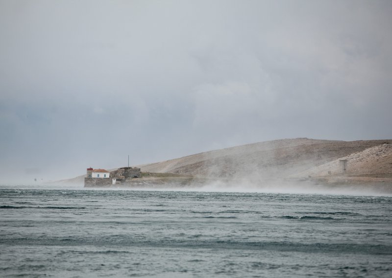 Bura odsjekla otoke, a zbog olujnog vjetra zatvorena A1 kod Svetog Roka