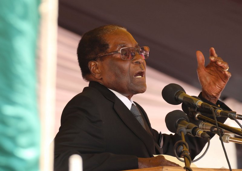 Mugabe se ne da s vlasti unatoč zahtjevu da podnese ostavku