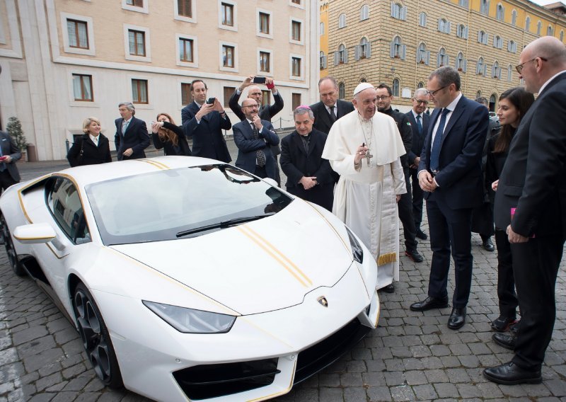 Papa dobio Lamborghini Huracan