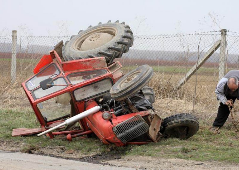 Pijan vozio neregistrirani traktor s kojeg je pao 54-godišnjak