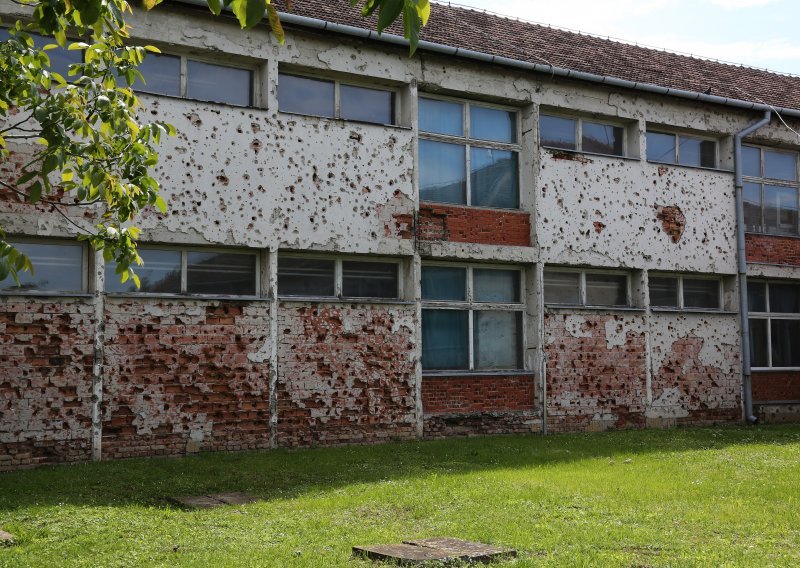 Ministri godinama obećavaju obnovu škole u Vukovaru, obećala ju je i ministrica Divjak, ali bagera još uvijek nema
