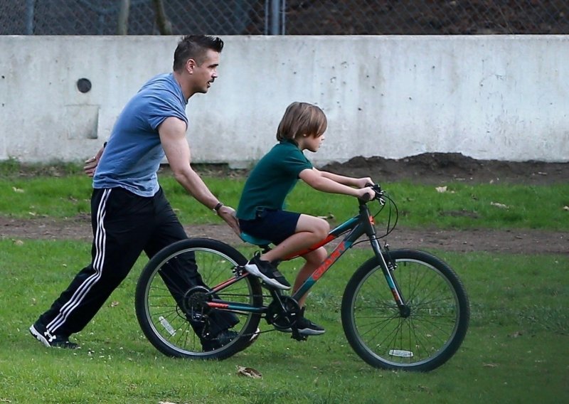 Pogledajte kako slavni glumac sina uči voziti bicikl