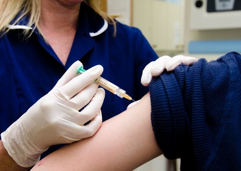 Poražavajući odaziv na cijepljenje protiv HPV-a: Je li strah roditelja opravdan?