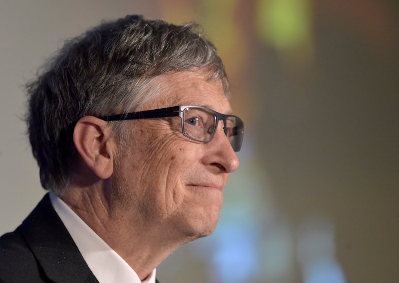 Bill Gates: Ne treba dizati paniku oko umjetne inteligencije