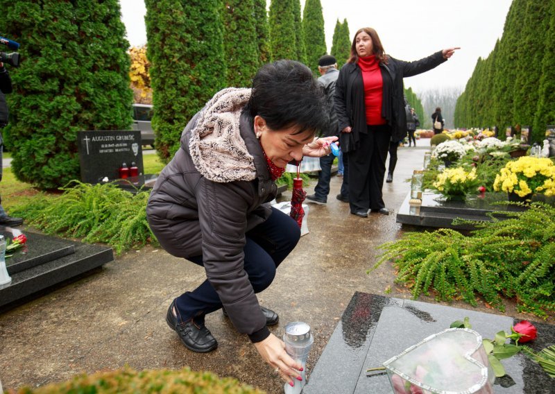 Vukovar: Na grobove branitelja položene ruže i upaljene svijeće