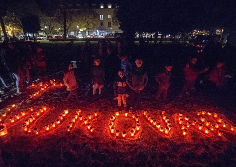 Ujedinjena Hrvatska, svijeće za žrtve Vukovara i Škabrnje