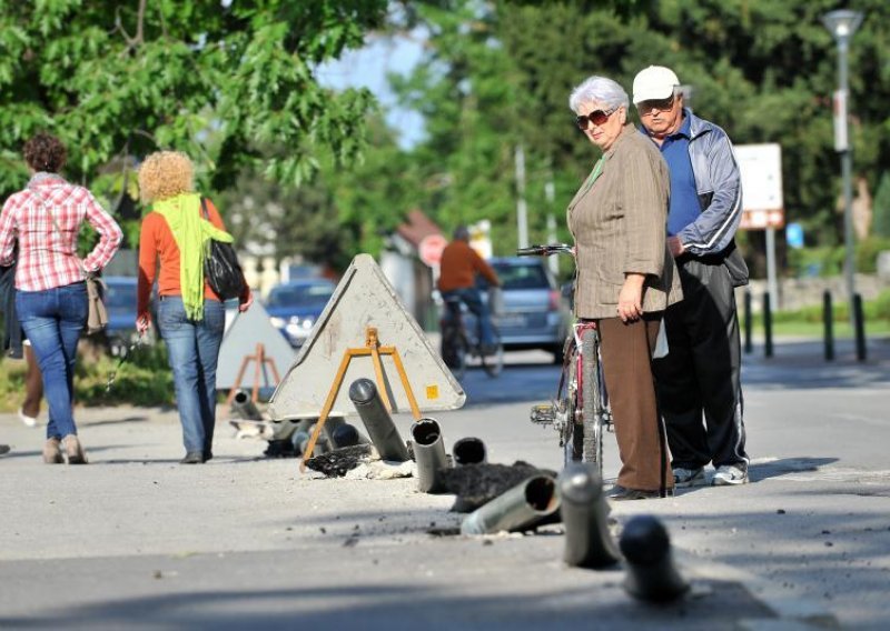 Pijani vozač smlavio 25 stupića uz cestu