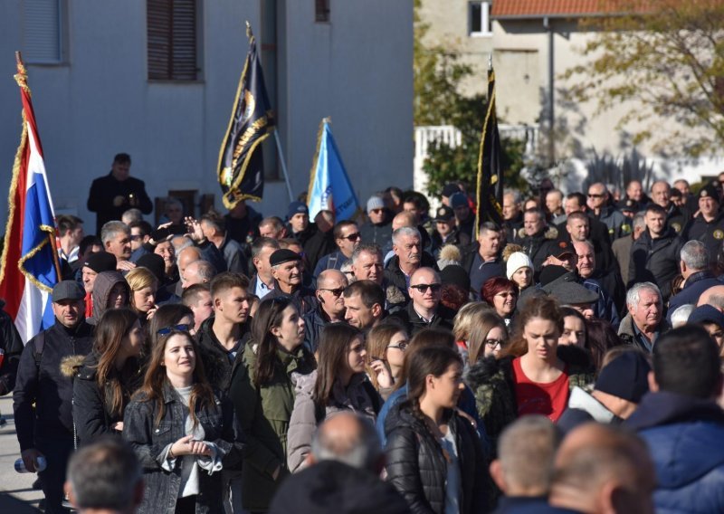 U koloni sjećanja u Škabrnji više od 15.000 ljudi