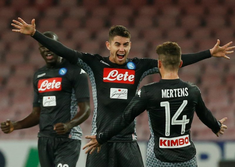 Napoli još uvijek ne zna za poraz, Romi rimski derbi