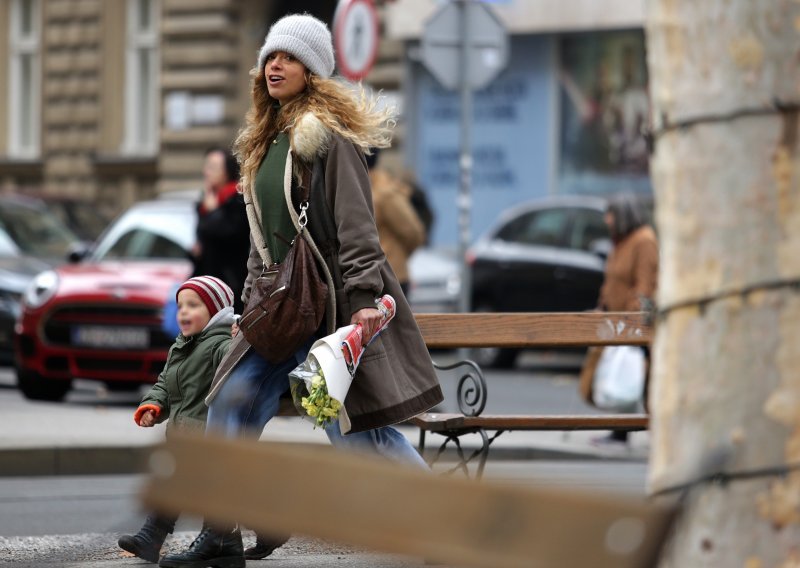 Što to tako veseli zgodnu mamu i njezinog sinčića?