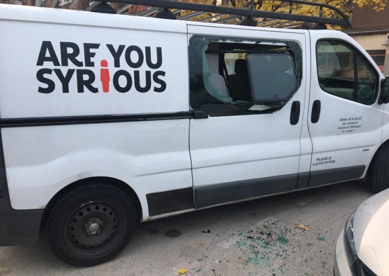 Vandali razbili kombi udruzi 'Are You Syrious?'