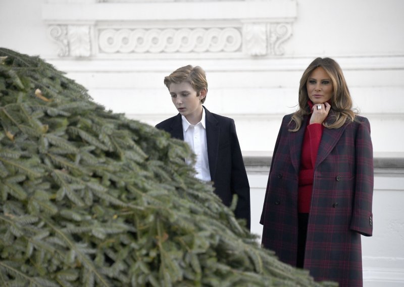 Božićno drvce stiglo u Bijelu kuću, Melanija i Barron Trump oduševljeni