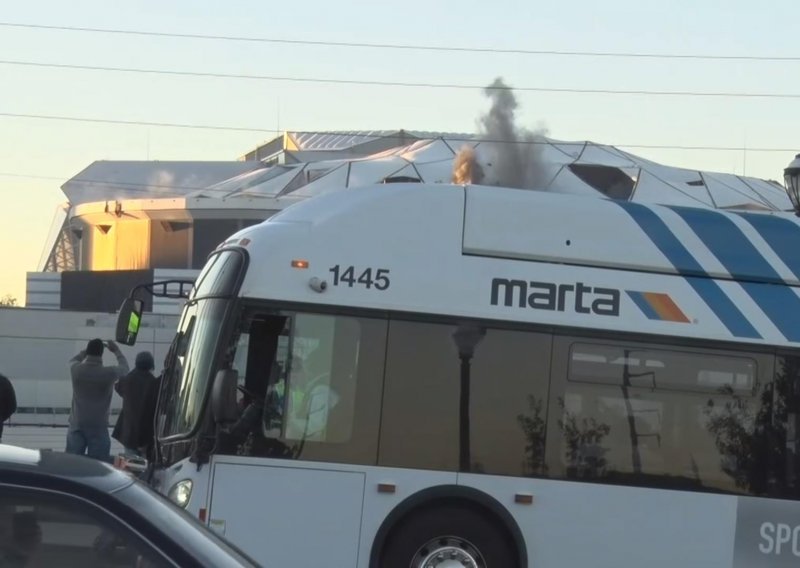 Slučajni autobus pretvorio prijenos rušenja stadiona u potpuni urnebes