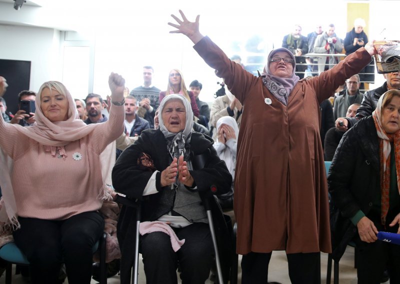 Presuda Mladiću kroz fotografije: Kako je bilo u sudnici, a kako u Srebrenici