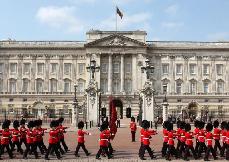 Britanska vlada preuzima kraljevske palače