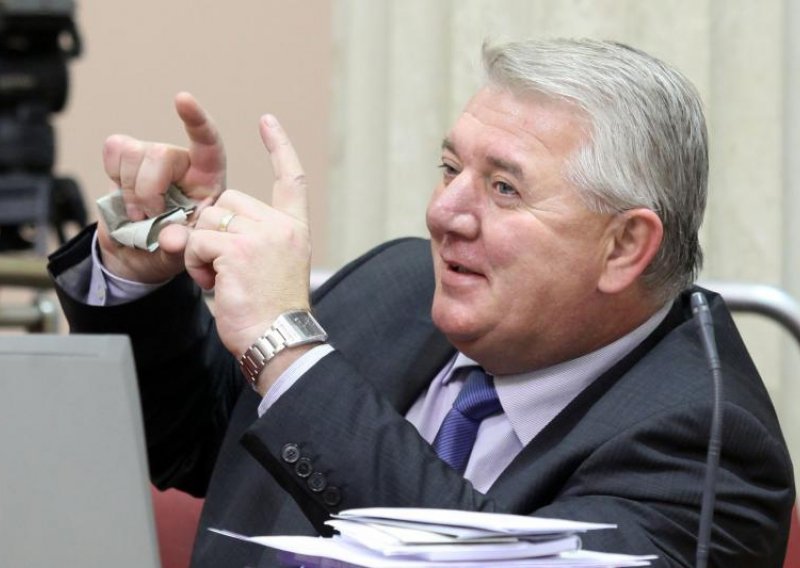 HDZ-ovac Đakić lakše ozlijeđen u požaru automobila