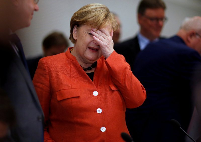 Svaki drugi Nijemac želi odlazak kancelarke Angele Merkel
