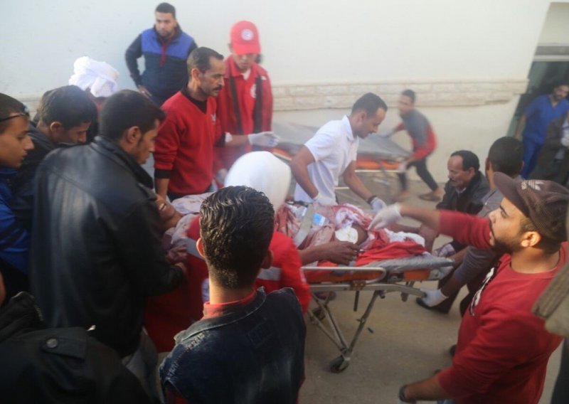 Ranjeni Egipat počeo zračne napade na skrovišta terorista na Sinaju