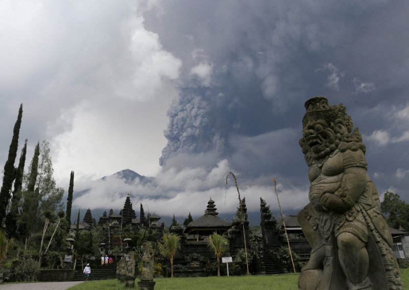 Vulkan na Baliju počeo izbacivati pepeo na visinu od 4000 metara