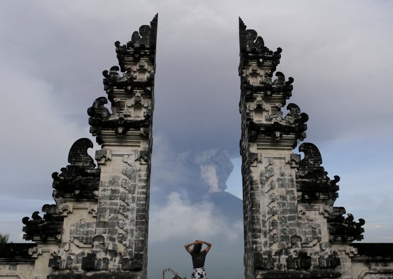 Deseci tisuća ljudi bježe od vulkana Agunga na Baliju