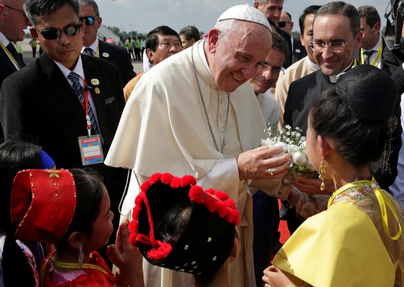 Papa u Mjanmaru razgovara sa šefom vojske kojeg optužuju za etičko čišćenje Rohindža